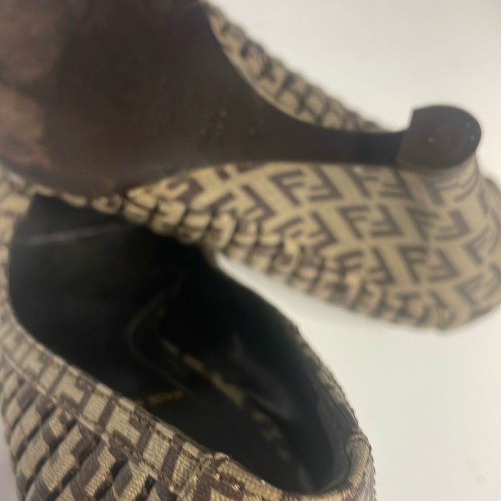 FENDI Women's Black and Tan Pumps. Size 5 - Picture 6 of 11